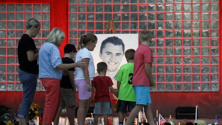 Leão XIV reza por Charlie Kirk e familiares