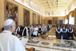 Papa: próximo a quem sofre, rezando pela paz com as religiosas na Terra Santa