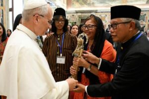 Papa à comunidade indonésia: sejam artesãos da paz entre quem procura dividir
