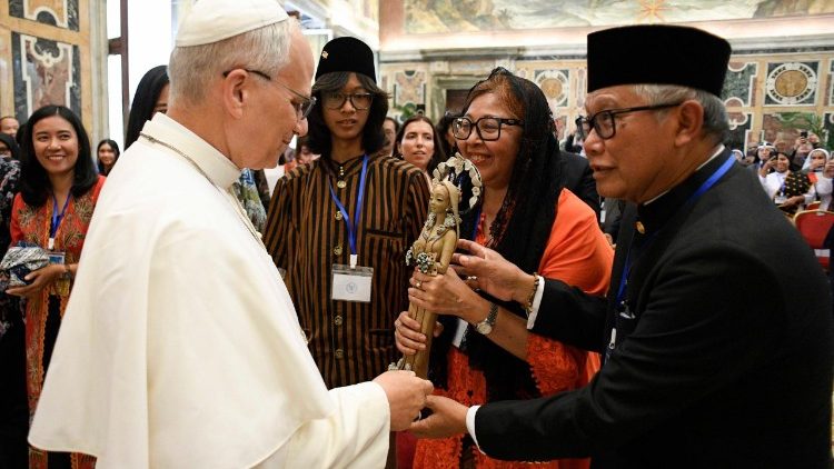 Papa à comunidade indonésia: sejam artesãos da paz entre quem procura dividir
