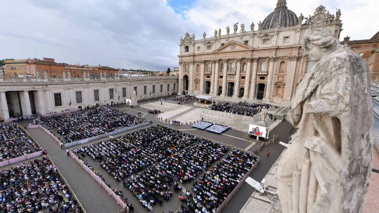 Leão XIV: Terço pela paz na Praça São Pedro, em 11 de outubro