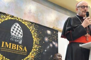 Cardeal Czerny: “A Igreja caminha com os que sofrem, não à frente deles”