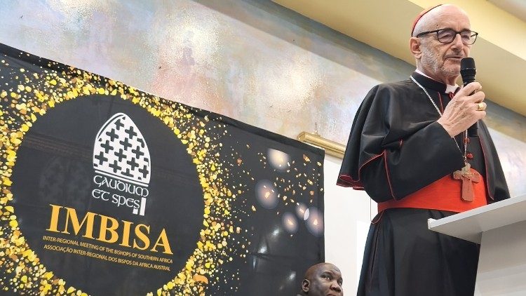 Cardeal Czerny: “A Igreja caminha com os que sofrem, não à frente deles”