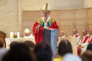 Pizzaballa: milhares de invisíveis na Terra Santa, a Igreja escuta sua voz