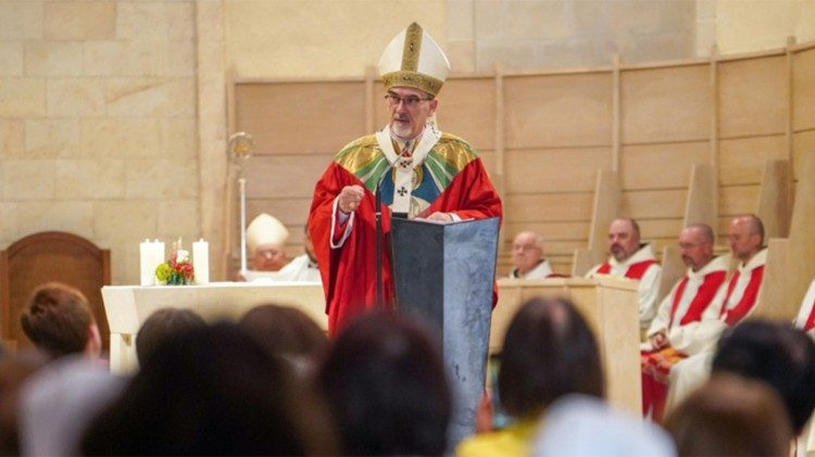 Pizzaballa: milhares de invisíveis na Terra Santa, a Igreja escuta sua voz