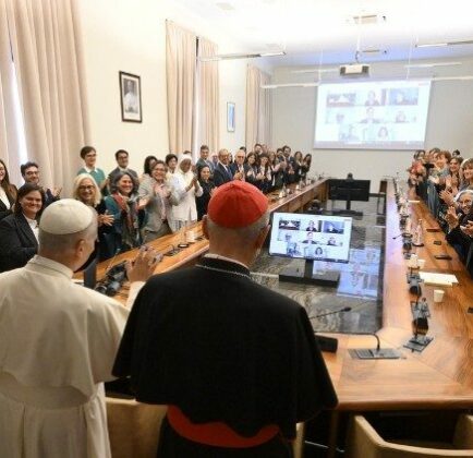 Papa visita Dicastério para o Desenvolvimento Humano Integral: avante na missão