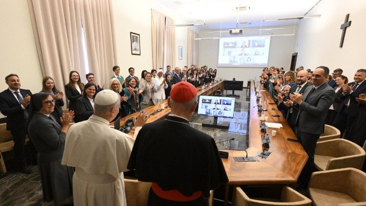 Papa visita Dicastério para o Desenvolvimento Humano Integral: avante na missão