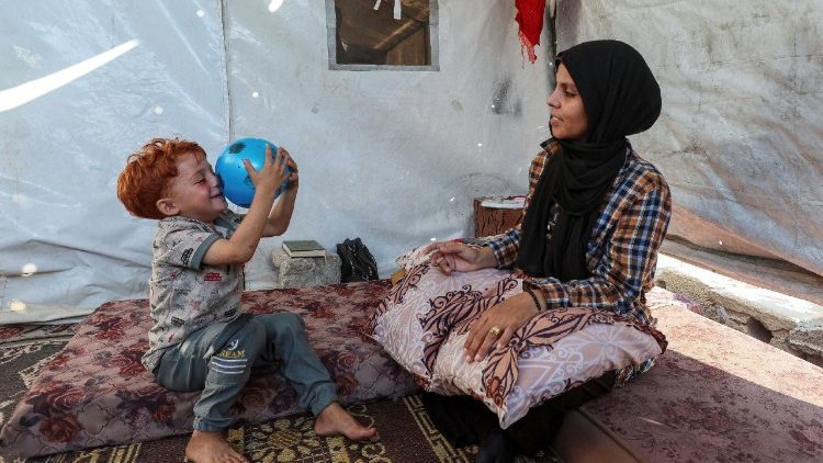 Papa envia cinco mil antibióticos para as crianças de Gaza