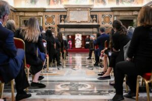 O Papa: a autoridade não se baseia em cargos e títulos, mas na liberdade de servir