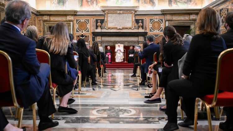 O Papa: a autoridade não se baseia em cargos e títulos, mas na liberdade de servir