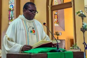 Professores da arquidiocese da Beira celebram jubileu com peregrinação à catedral