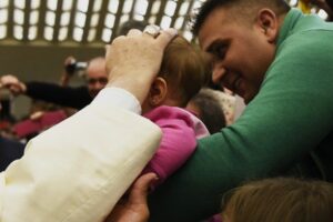 O abraço de Pedro aos nômades, os Papas e povo cigano