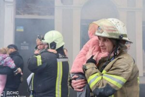 Ataque russo contra jardim da infância deixa um morto e feridos em Kharkiv