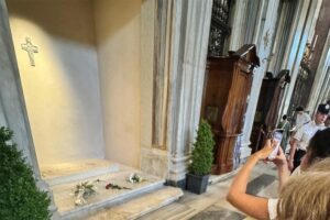 As orações a Francisco: “venho muito aqui, me sinto em paz”, diz brasileira