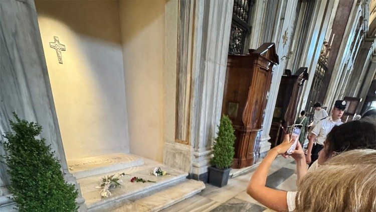 As orações a Francisco: “venho muito aqui, me sinto em paz”, diz brasileira