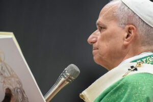 Papa: a regra suprema na Igreja é o amor; todos somos chamados a servir