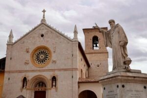 Nove anos após terremoto, Basílica de São Bento é reaberta ao público
