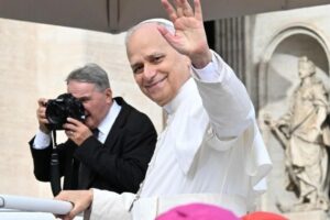 O fotógrafo dos Papas se aposenta após 48 anos de serviço no Vaticano