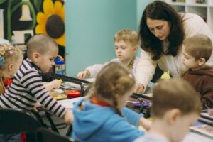 Na Ucrânia, os centros educacionais “Vulyk” são colmeias de esperança