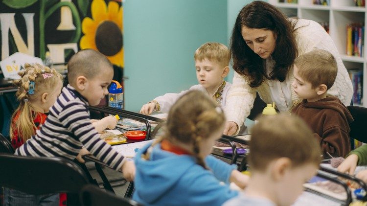 Na Ucrânia, os centros educacionais “Vulyk” são colmeias de esperança