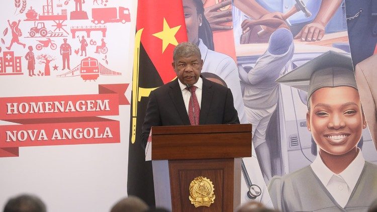 Angola: Papa Paulo VI condecorado pelo Estado com Medalha 50 anos da independência