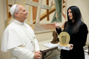 O Papa encontra Laura Pausini, que lhe presenteia uma canção inédita inspirada em São Francisco