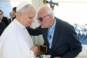 Papa com brasileiros liderados por Pe. Renato Chiera, fundador da Casa do Menor