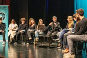 Cardeal Tagle com estudantes de Gorizia, na Itália: encontrar o outro é vencer os medos