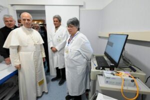 Papa inaugura ambulatório destinado aos pobres no Vaticano