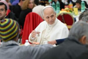 O almoço do Papa com os pobres, sem esquecer as pessoas que sofrem por causa da violência e da fome