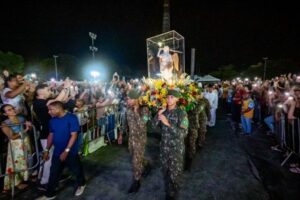 Imagem de São Miguel Arcanjo de Gargano chega a Maceió e mobiliza milhares de fiéis em consagração