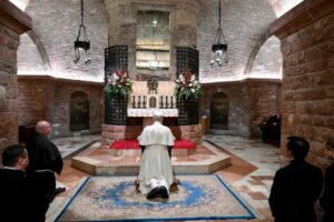 Papa diante do túmulo de São Francisco: o mundo busca sinais de esperança