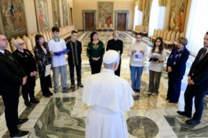 Papa recebe um grupo de jovens ucranianos: “Ele nos ouviu, compreendeu a nossa dor”