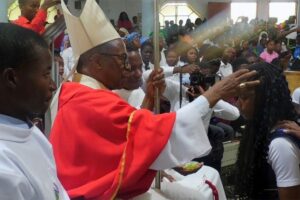 Dom Inácio Saure desafia crismandos à conversão autêntica