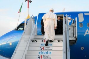 Papa Leão XIV inicia sua primeira viagem apostólica