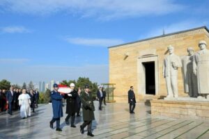 Papa Leão visita o Mausoléu de Atatürk em Ancara