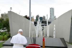 O Papa Leão XIV reza em silêncio no porto de Beirute