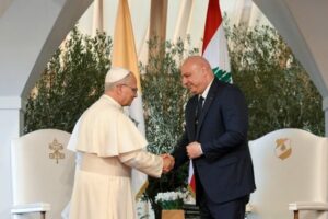 O Papa despede-se do Líbano: a todos, os meus votos de paz. Cessem os ataques e as hostilidades