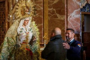 Em Sevilha, rosto da Virgem de Macarena volta a seu esplendor original