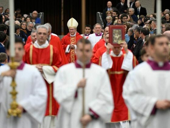 Cardeal Parolin: a diplomacia abre a novas possibilidades para acreditar na paz