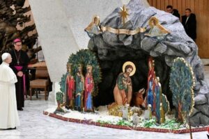 Papa: Deus se aproxima de nós ao contemplarmos o presépio e a árvore de Natal