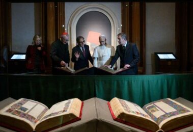 O Papa na Biblioteca do Senado para visitar a exposição sobre a Bíblia