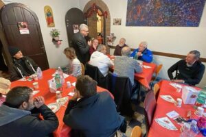 Cardeal Krajewski no almoço com os pobres: “Rezemos pela paz”