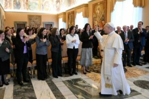 Papa: dialogar de forma autêntica com a sociedade sem ser absorvido por ela