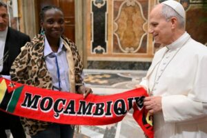 Papa a jovens líderes: “Só quem cuida dos mais pequeninos pode fazer coisas grandes”