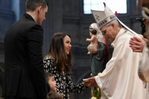 Papa: como Maria, caminhar desarmados e portadores de paz