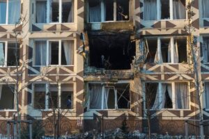 Drone russo atinge hospital em Kiev, deixando 1 morto e 4 feridos