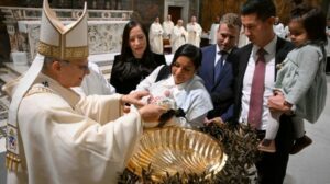 Papa batiza 20 crianças: a fé é um bem essencial para a vida