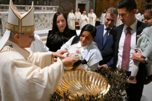 Papa batiza 20 crianças: a fé é um bem essencial para a vida