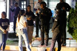 Venezuela liberta dezenas de presos políticos. Busca-se canal diplomático com os EUA